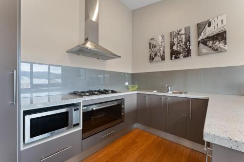 Khione 1 - 3BR Modern Townhouse l Mountain Views l WiFi l BBQ l Smart TV, Jindabyne (foto 5)