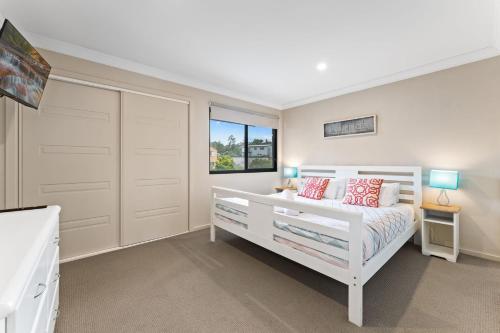 Khione 1 - 3BR Modern Townhouse l Mountain Views l WiFi l BBQ l Smart TV, Jindabyne (foto 8)