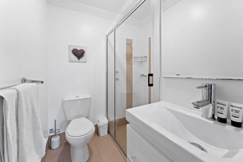 Khione 1 - 3BR Modern Townhouse l Mountain Views l WiFi l BBQ l Smart TV, Jindabyne (foto 9)