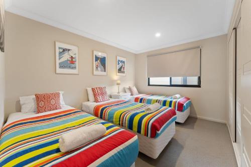 Khione 1 - 3BR Modern Townhouse l Mountain Views l WiFi l BBQ l Smart TV, Jindabyne (foto 10)