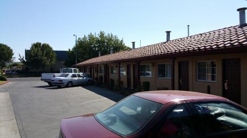 A szálláshely kívülről, Slumber Motel in Nyugat-Merced