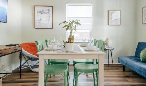 Walk to Downtown and Eatery with Yard and Fire Pit in Austin, USA
