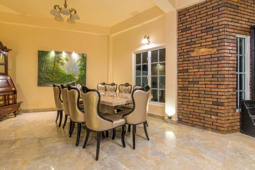 Étterem, The Forest and Lake by Schofieldshire in Hakgala