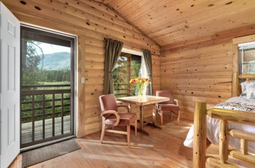 Summit Mountain Lodge and Steakhouse in حديقة إيست علاسيير_مونتانا