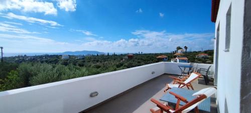 LIOFYTO - Stylish villa with views to Foinikounda bay