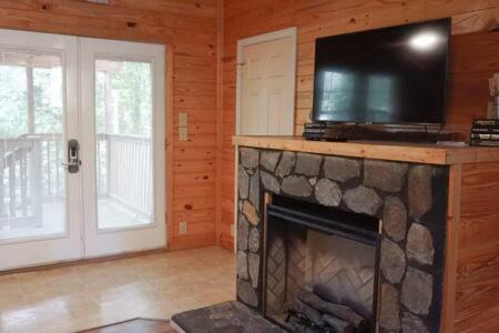 Cuddles 1 Bedroom Studio Walk to Downtown and Hiking Trails! - image 8