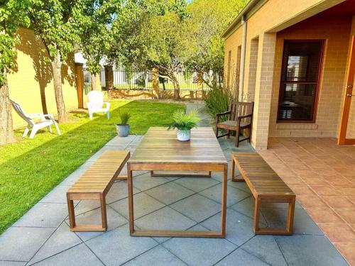 Grand retreat in peaceful street in Wodonga