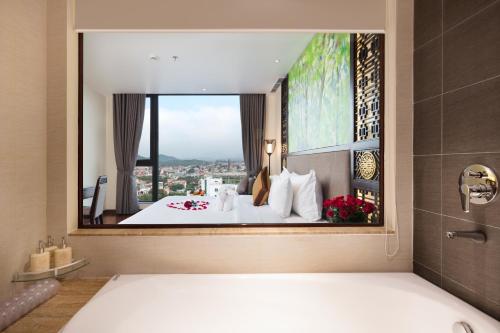 room detail thumbnail 2