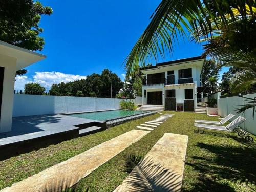 Solitary Golf Home w/ Pool
