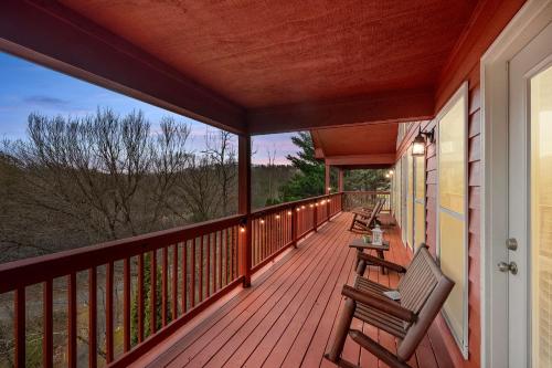 Smokies Cabin with Private Hot Tub by Staycating in Sevierville, USA