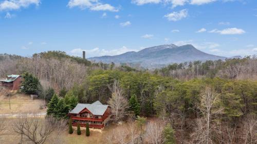 Smokies Cabin with Private Hot Tub by Staycating in Sevierville, USA