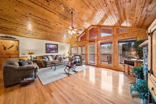 Smokies Cabin with Private Hot Tub by Staycating in Sevierville, USA