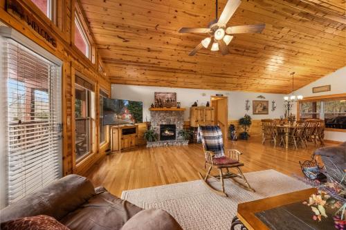Smokies Cabin with Private Hot Tub by Staycating in Sevierville, USA