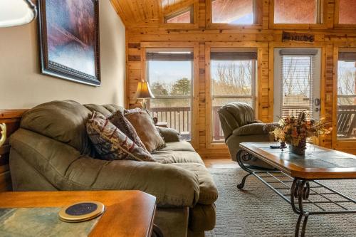 Smokies Cabin with Private Hot Tub by Staycating in Sevierville, USA