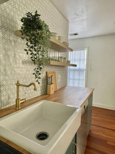New, Modern, 3 bed/3 bath Apt, 10 miles to DC! in Falls Church, USA