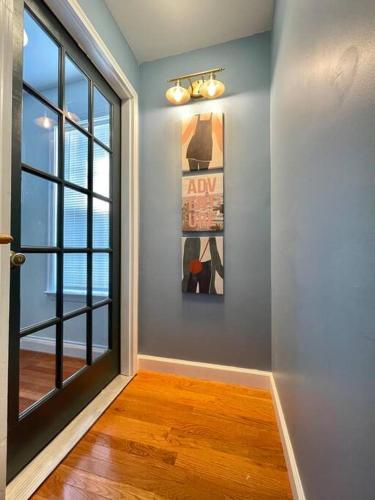 New, Modern, 3 bed/3 bath Apt, 10 miles to DC! in Falls Church, USA