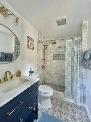 New, Modern, 3 bed/3 bath Apt, 10 miles to DC! in Falls Church, USA