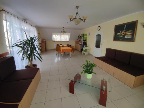 Invest Vendégház - Accommodation - Eger