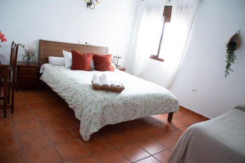 1 queen bed, 1 twin bed