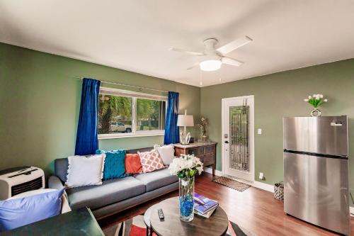 BnB Hyperion - Updated 1B1B Hideaway - Sleeps 3 in Hollywood, USA