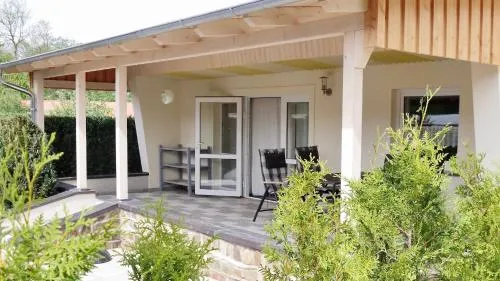 Bungalow am See in Basedow, Deutschland