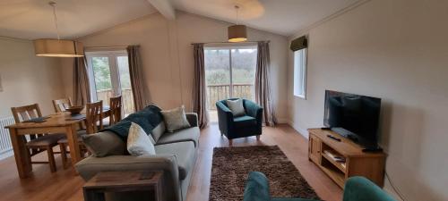 Two Bedroom Lodge In The Country - Owl, Peacock & Meadow