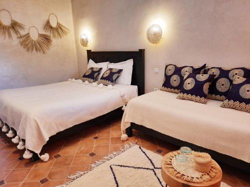 2 twin beds
