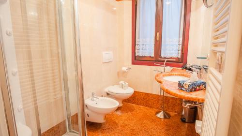 One-Bedroom Apartment image 10