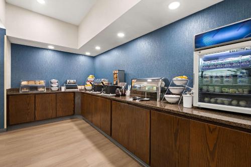 Comfort Suites Hudson I-94 - image 10