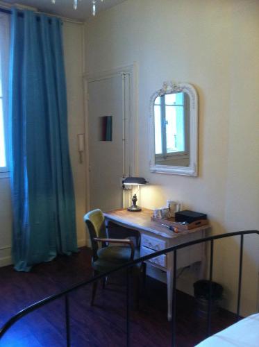 A Room In Paris 5