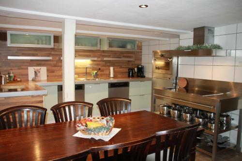 ห้องครัว, Ferienhaus Winterberg für 12 Personen Sauna Garten Garage Hund (Ferienhaus Winterberg fur 12 Personen Sauna Garten Garage Hund) in ซิลบัค