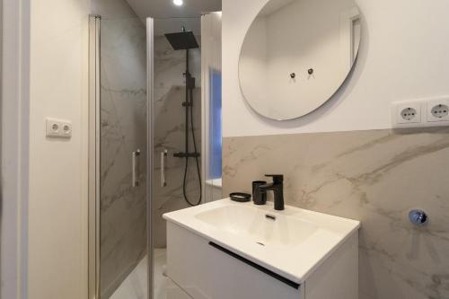 One-Bedroom Apartment image 9