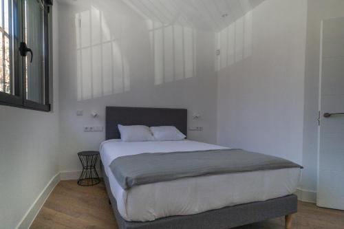 One-Bedroom Apartment image 7