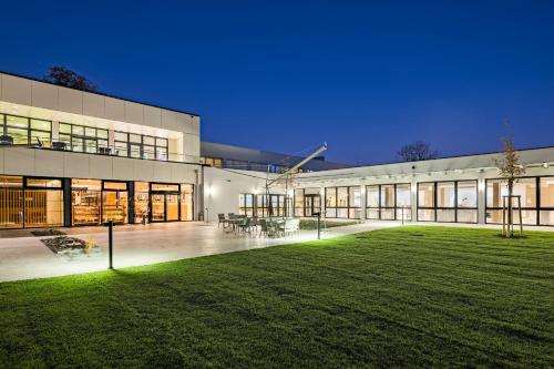 Exterior view, Hotel Steiermarkhof Graz - Aus Holz gebaut, von Hugeln gekusst in Wetzelsdorf