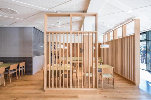 Restaurant, Hotel Steiermarkhof Graz - Aus Holz gebaut, von Hugeln gekusst in Wetzelsdorf