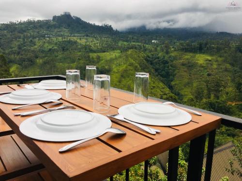 A környék, Almost Heaven in Pundaluoya