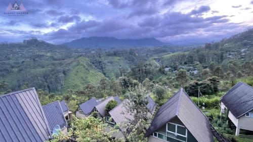 A szálláshely kívülről, Almost Heaven in Pundaluoya