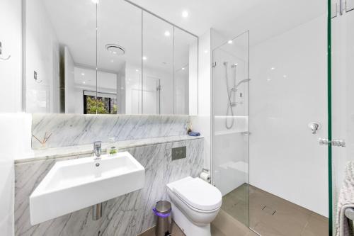 Modern 2BR Ground-Floor APT in Heart of Burwood - image 14