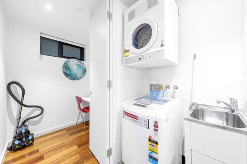 Modern 2BR Ground-Floor APT in Heart of Burwood - image 9