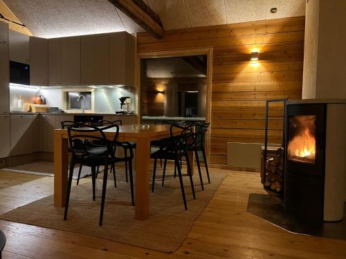 кухня, Hilltop Villa at Lake Porontima in Куусамо