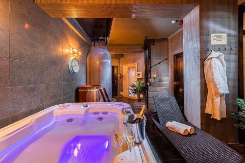 อ่างแช่น้ำร้อน, Botaniq Room in โอวารอส