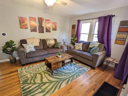 Fenced backyard, deck, pet-friendly home in Springfield, USA