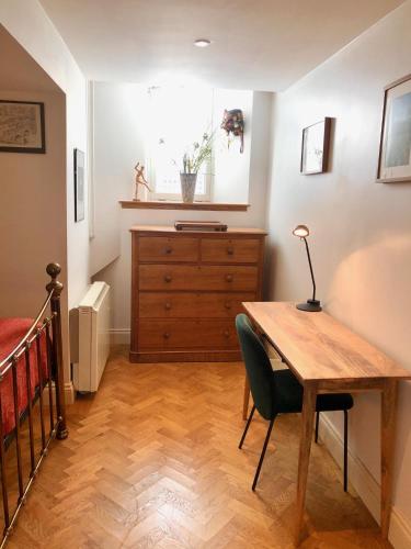 Luxury one bed garden flat-private parking, Бат (фото 7)