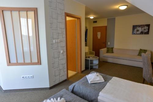 2 twin beds, 1 sofa bed