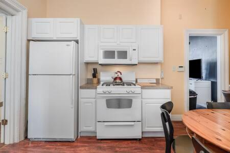 Downstairs 2 Bedroom Apt- Pet Friendly- walking distance to beach & shops in Michigan City, USA