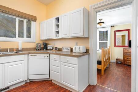 Downstairs 2 Bedroom Apt- Pet Friendly- walking distance to beach & shops in Michigan City, USA