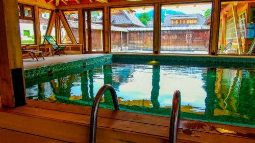 Peldbaseins, Mecavnik Resort in Mokra Gora