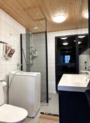 Bathroom, Ylakerran asunto parvekkeella ja saunalla in Nilsia