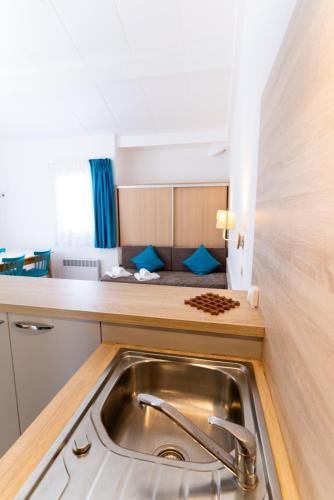 Kitchen, Azureva Le Grau du Roi in Le Grau-du-Roi