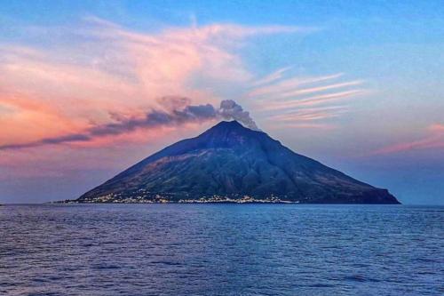 . Stromboli Suite Apartment with Terrace Volcano & Sea view